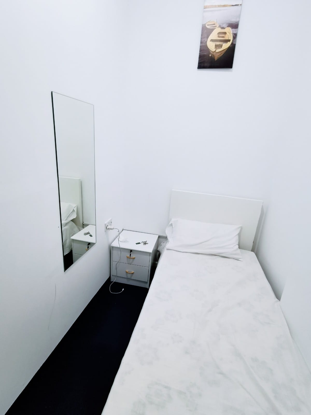 Super Class Partition Rooms Available In Dubai Marina Close to Dmcc