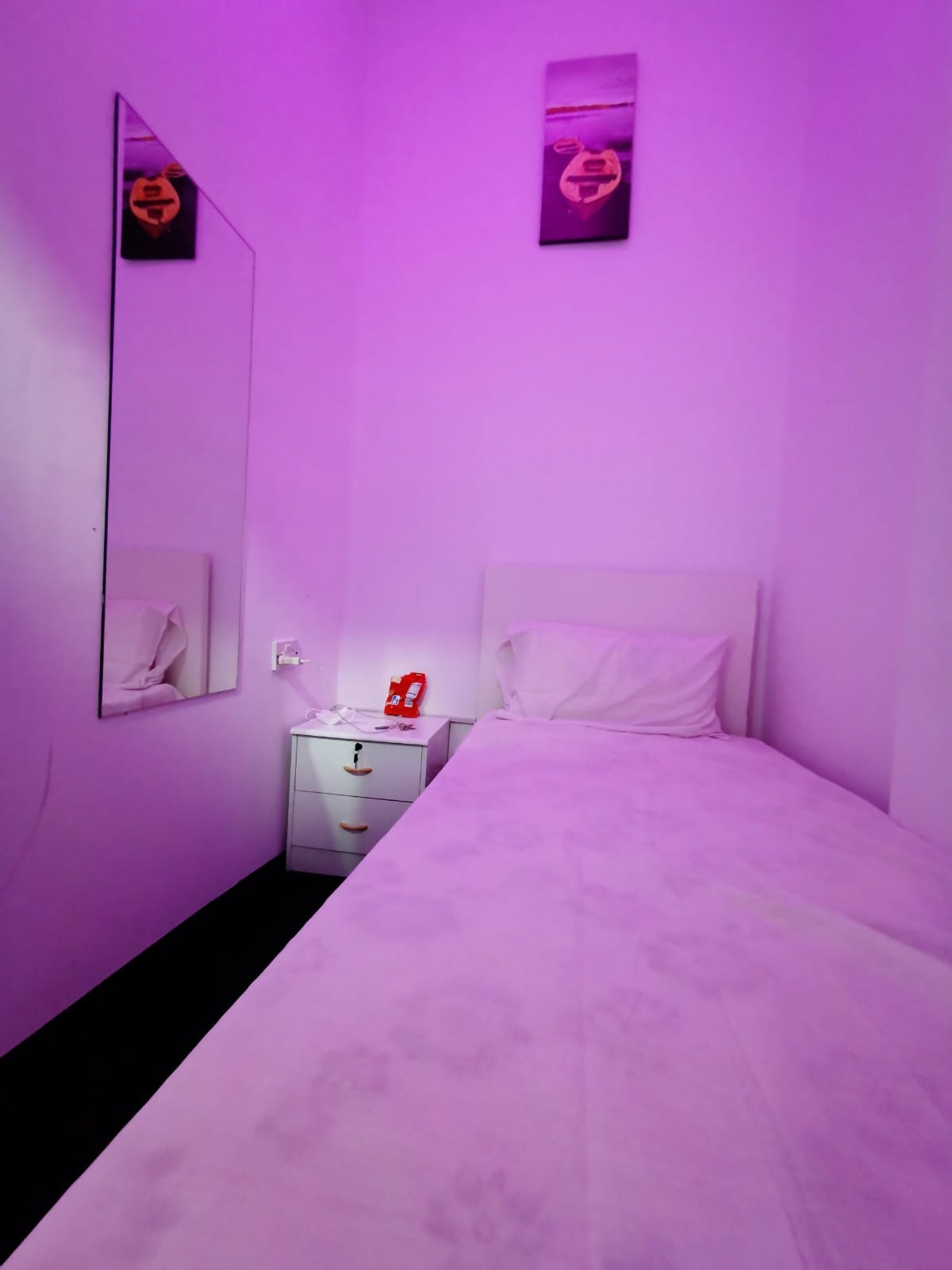 Super Class Partition Rooms Available In Dubai Marina Close to Dmcc