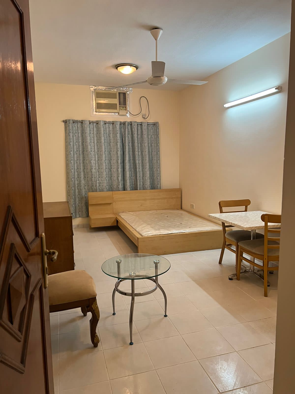 very neat and clean new executive family room in Karama at 3000Aed per month. ewaar