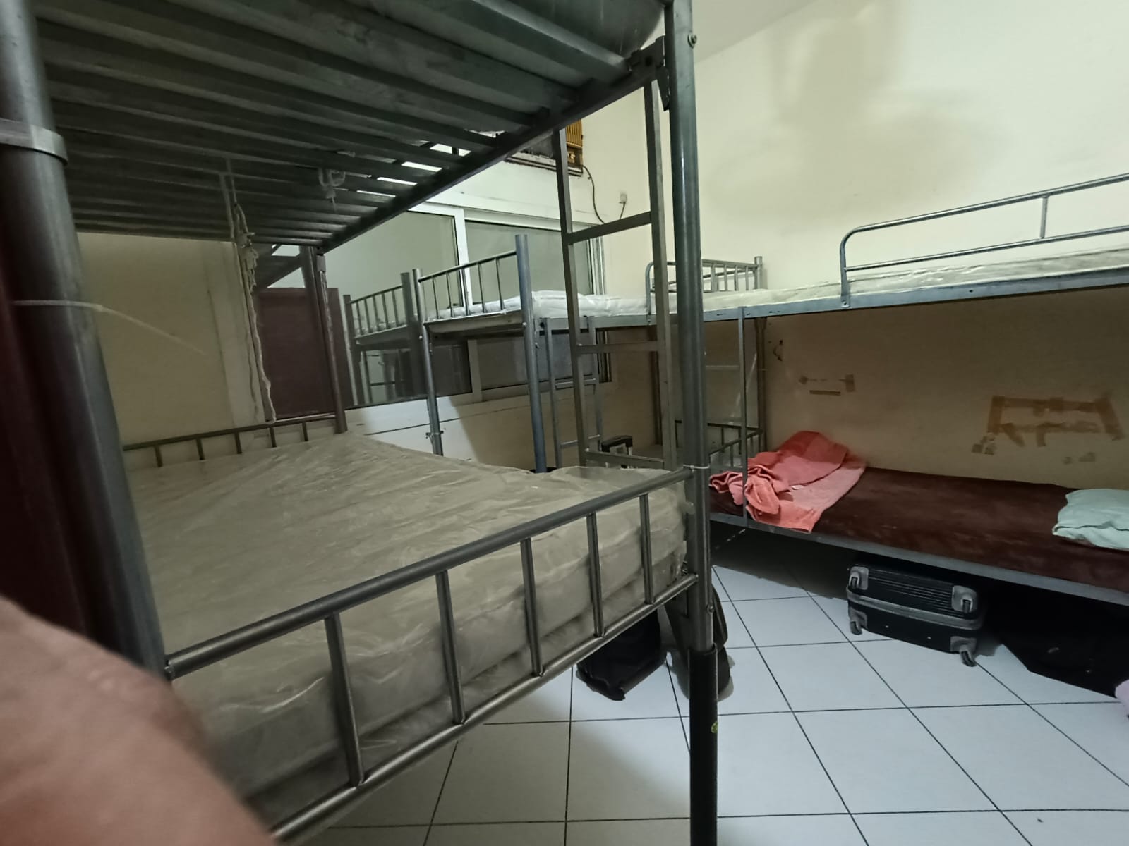 Bed space available for male in Al baraha naif ewaar