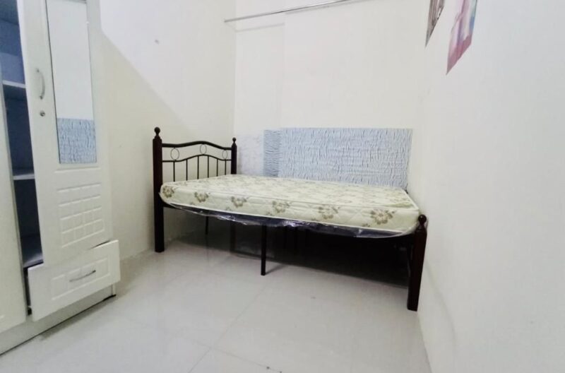 COUPLES SIZE PARTITION ROOM near FINANCIAL METRO/DIFC , Dubai ewaar